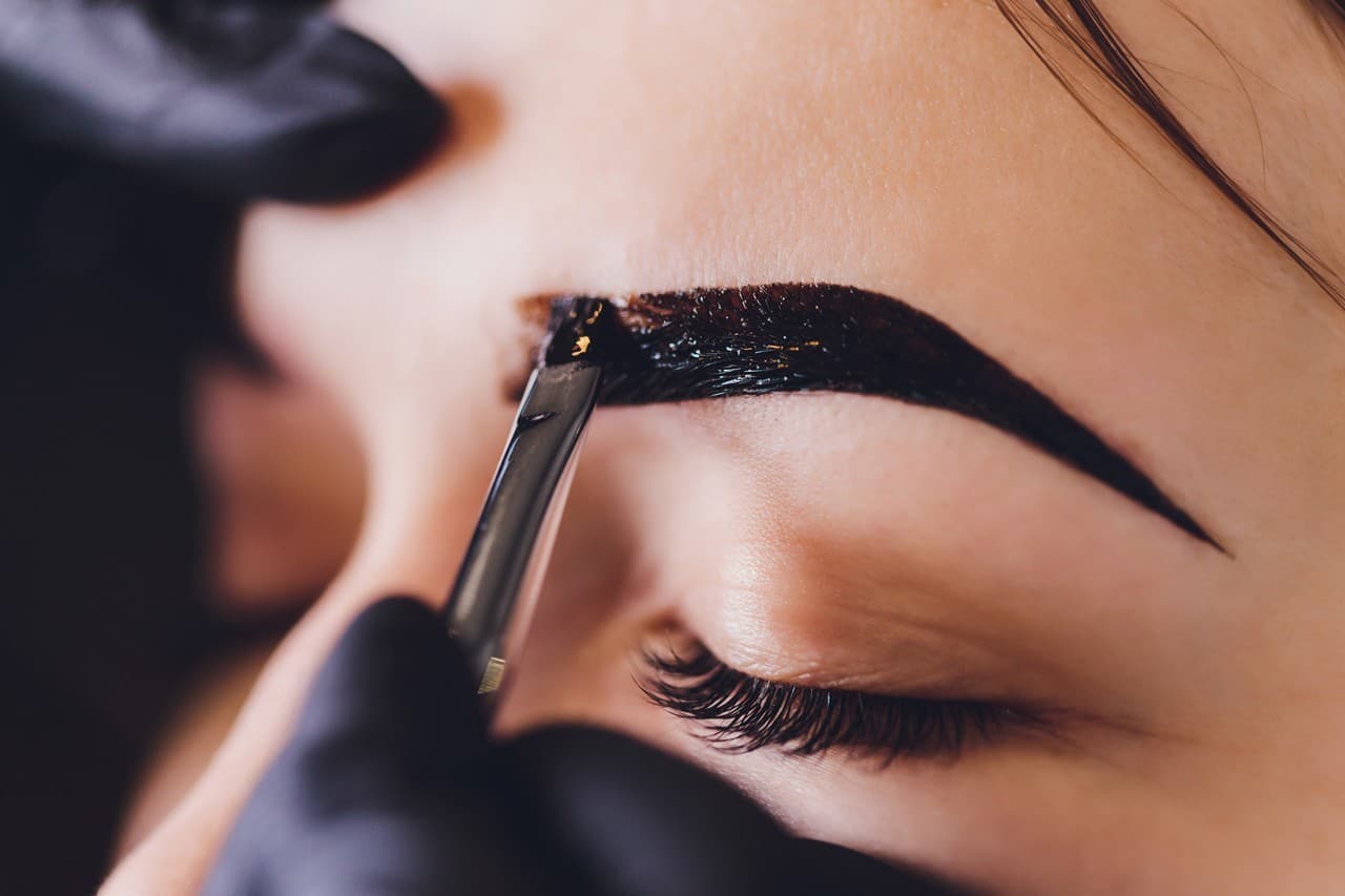 Tinte de henna en cejas